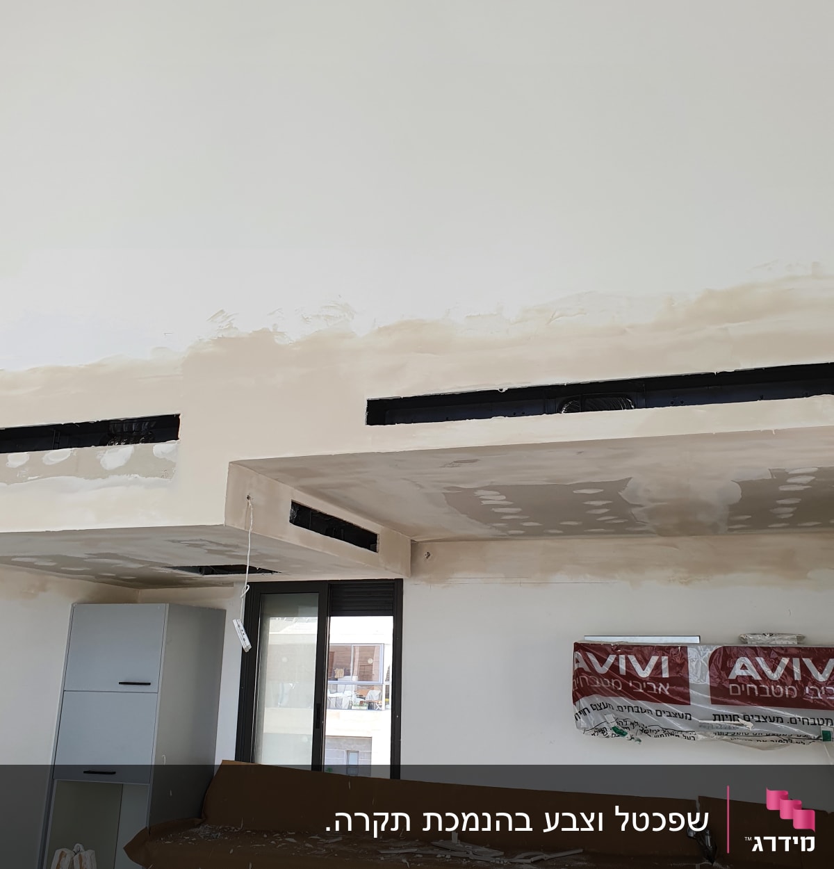 קיר צבוע חלקית עם סימני צבע ולכלוך